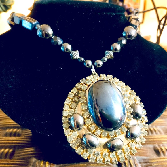 Exquisite VINTAGE GENUINE HEMATITE PENDANT STATEMENT NECKLACE- SWAROVSKI CRYSTAL - Picture 1 of 13